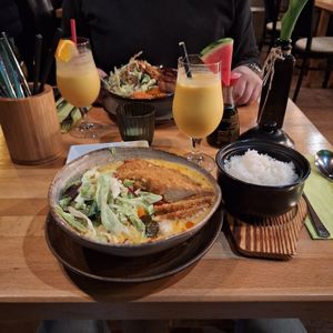 Knuspriges Hühnchen mit Kokossoße und Reis at Vegan Living in Magdeburg