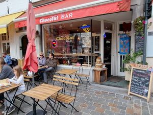 Front + outdoor seating at Chocolate Bar Brugge in Bruges