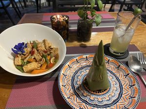 Curry vegetables with tofu  at Aroi Makmak Thai Station in San Juan Siquijor