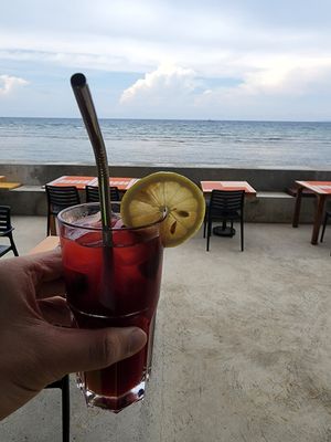 Hibiscus dazzler lemonade at Aroi Makmak Thai Station in San Juan Siquijor