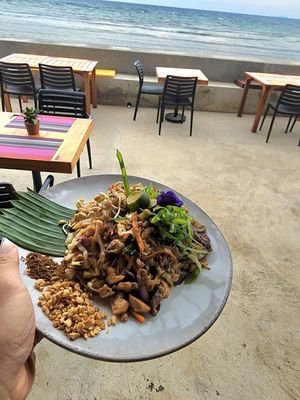 Vegan pad thai at Aroi Makmak Thai Station in San Juan Siquijor