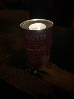 Alles aus Tomaten-Dosen, auch die Kerzen auf den Tischen    at FALCO'SLICE in Berlin