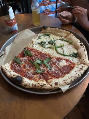 Halbe Pizza Brokkolokini + Salami  at FALCO'SLICE in Berlin