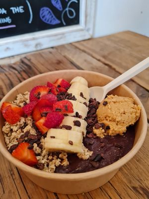 Peanut acai bowl topped with cacao nibs at Very Açai in Rome