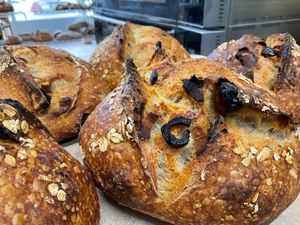 Dates on Organic Oatmeal Porridge and Wheat  at Massa Mãe in Lisbon