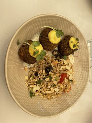 Meatballs de lentilhas   at The Therapist - Alvalade in Lisbon