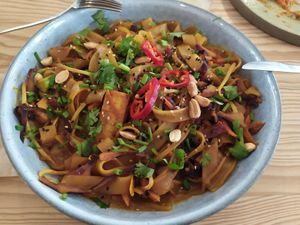 Pad Thai c/golden miso at The Therapist - Alvalade in Lisbon