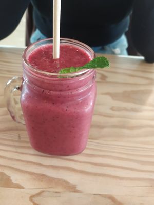 Red berries smoothie at The Therapist - Alvalade in Lisbon