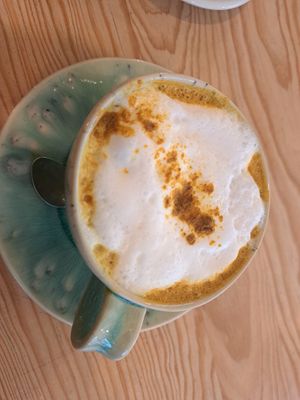 Golden latte at The Therapist - Alvalade in Lisbon