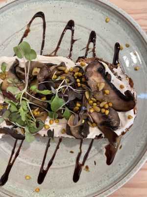 Bruscheta nota dez. Pasta de castanha de caju e cogumelos.  at The Therapist - Alvalade in Lisbon