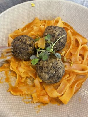 Massa Kids: pasta de arroz com molho sugo bem temperado e almôndegas de lentilha. Aprovada pelo miúdo.  at The Therapist - Alvalade in Lisbon