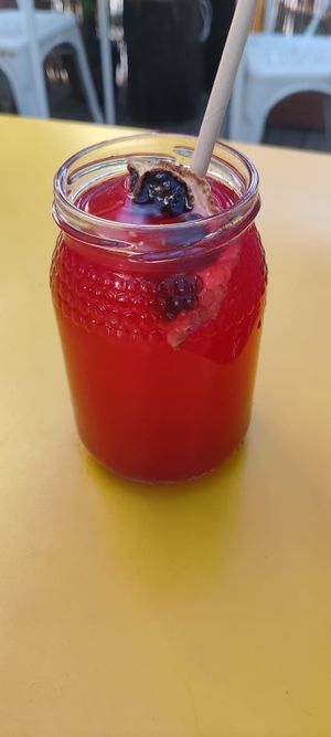 Berries lemonade at The Therapist - Alvalade in Lisbon