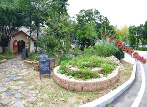 note proximity to front gate at Cafe SSSSL - 카페 쓸 in Seoul