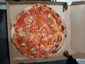 Piccante e gorgonzola at De Pizzabakkers in Delft