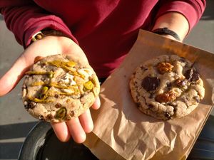 Cookie chocolat blanc et pistache à gauche et cookie chocolat, pecan, caramel à droite at Délice Végétal in Nantes