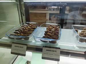 Gevulde dadels at Nut House in Willemstad