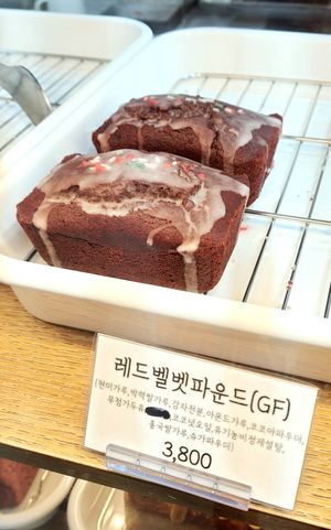 red velvet poundcake at Shalom Veggie - 샬롬베지 in Seoul