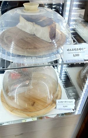 layered cake and cheesecake in the fridge at Shalom Veggie - 샬롬베지 in Seoul