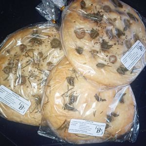 Focaccia com ervas, sem ou com azeitonas.  at Barletta in Rio De Janeiro