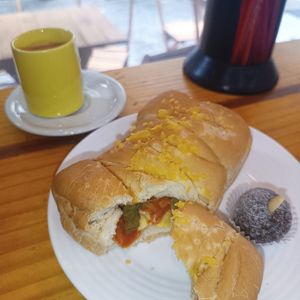 Italiano napolitano (queijo vegano, manjericão e tomate frescos), cajuzinho e café. at Barletta in Rio De Janeiro