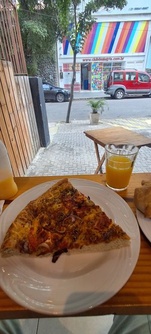 Pizza, suco de laranja e italiano marguerita at Barletta in Rio De Janeiro