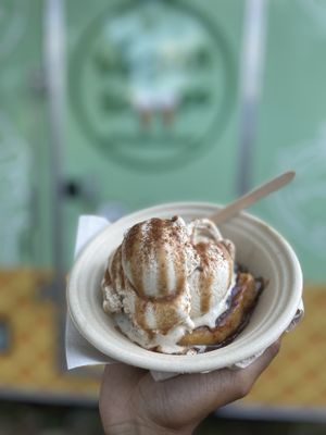 Cinnamon bun hot plate  at Vegan Scoops in Kissimmee
