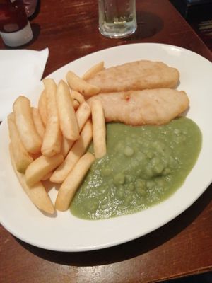 OMNI fish & chips with mushy peas

@omnifoods.uk and @greeneking_official at Hungry Horse - Oadby Owl in Oadby