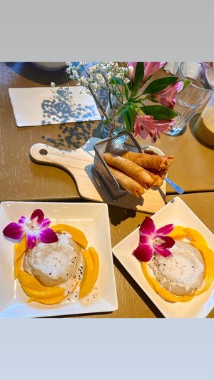 Mango sticky rice and deep-fried, banana wrapped with coconut. 🌱💚 #Veganuary at 45th Vegetarian Thai in Seattle