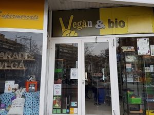 front of Ecocentre at COCO VEGANS | Antes VEGANS & BIO in Barcelona