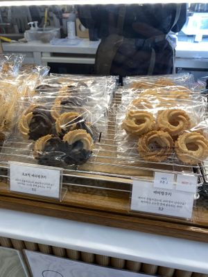 Chocolate and non-chocolate butter cookies   at A Hope Ssal - 아홉쌀 in Gyeonggi-do