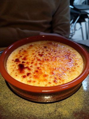 crème brûlée with a layer of rhubarb underneath at Verdō in Brussels