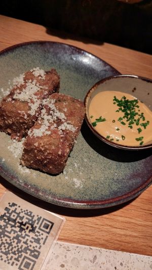 Croquettes de courgettes avec sauce toum tomatée at Verdō in Brussels