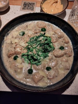 Gnocchis maisons avec sauce truffe et épinards at Verdō in Brussels