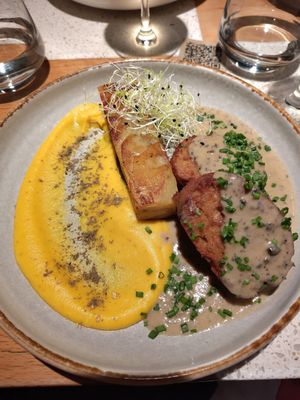 Médaillons de seitan, sauce champagne, millefeuille de pommes de terre at Verdō in Brussels