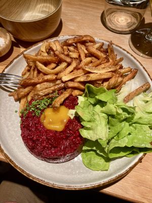 Tartaar met huisgemaakte frietjes en salade   at Verdō in Brussels