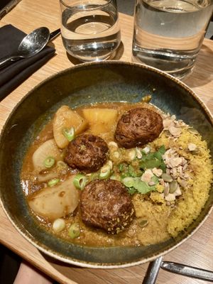 Kefta-stijl balletjes met griesmeel, groenten en oriëntaalse kruidenbouillon  at Verdō in Brussels