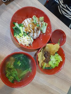 Wanton soup, Sarawak kolomee & Hainanese chicken rice at Yi Su Pin 一素品 - Chinatown in Central Singapore