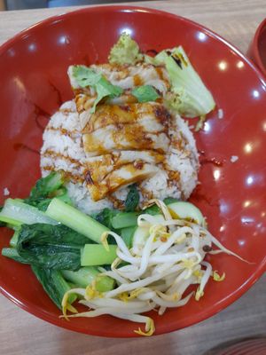 Hainanese chicken rice at Yi Su Pin 一素品 - Chinatown in Central Singapore
