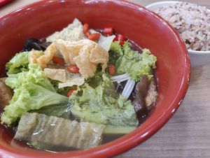 Bak kut teh soup with brown rice at Yi Su Pin 一素品 - Chinatown in Central Singapore