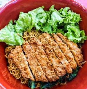 Crispy chop kolo dry noodles, must try, most recommended 😋 at Yi Su Pin 一素品 - Chinatown in Central Singapore