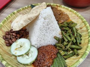 Nasi lemak at Yi Su Pin 一素品 - Chinatown in Central Singapore