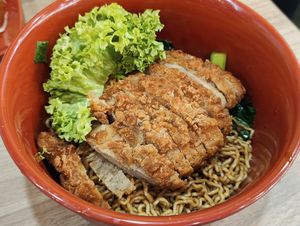 Kolo mee with mocked chicken cutlet at Yi Su Pin 一素品 - Chinatown in Central Singapore