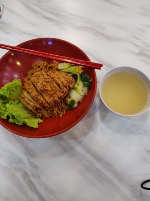 Crispy chop kolo dry noodles at Yi Su Pin 一素品 - Chinatown in Central Singapore