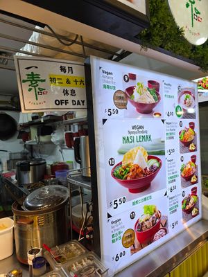 Take note operating days in this picture at Yi Su Pin 一素品 - Chinatown in Central Singapore