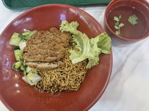 (5) Crispy chop kolo dry noodles at Yi Su Pin 一素品 - Chinatown in Central Singapore