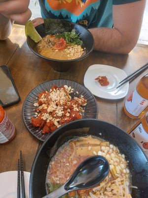 Delicioso todo. Tienen 4 ramens para todos los gustos y el no-pollo koreano y agridulce son deliciosos at Vegan Ramen Mei - Condesa in Mexico City