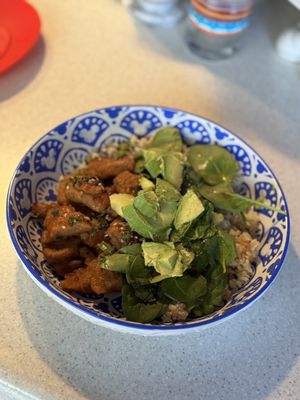 I did this with my vegan orange (not) chicken 💚 (+rice, raw spinach and avocado)  at Vegan Ramen Mei - Condesa in Mexico City