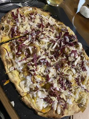 Pinsa amazzonia con radicchio rosso, gargonzina noci macadamia e mozzarisella  at Veghometro in Rome