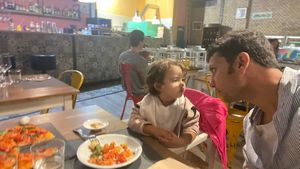 Mia figlia che apprezza la Pinza Napoli: pomodorini capperi e olive. Oltre che il supplì e la crocchetta.  at Veghometro in Rome