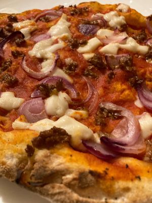 Tropea pinsa: tomato sauce, vegan mozzarella, onions vegan tuna at Veghometro in Rome